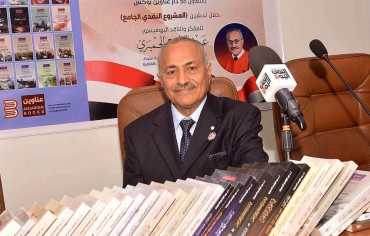 معاناة النخبة في اليمن.. أكاديمي يعلن اعتزامه إحراق كتبه احتجاجاً 