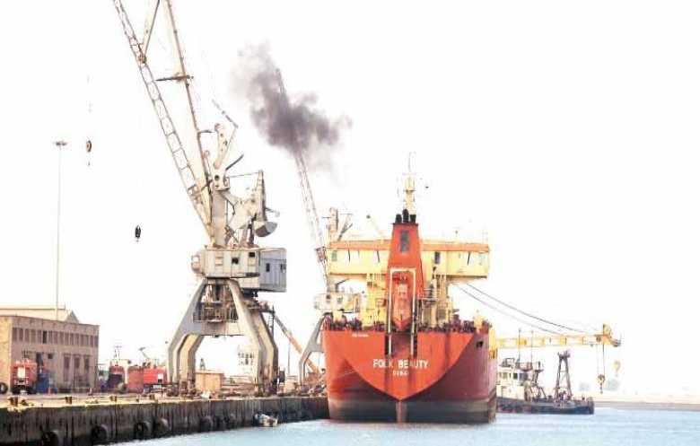 بين طهران والحديدة أموال تُهرّب وسفن تضخ النفط..