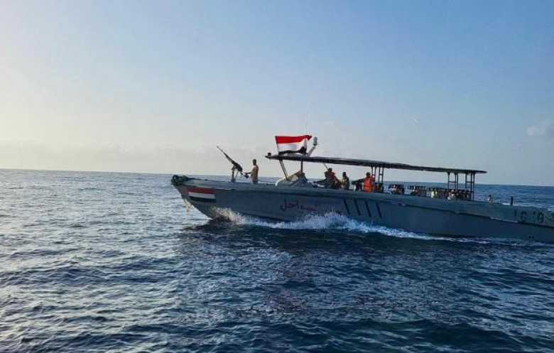 القوات اليمنية تعترض قارباً للحوثيين يحمل معدات مسيّرات