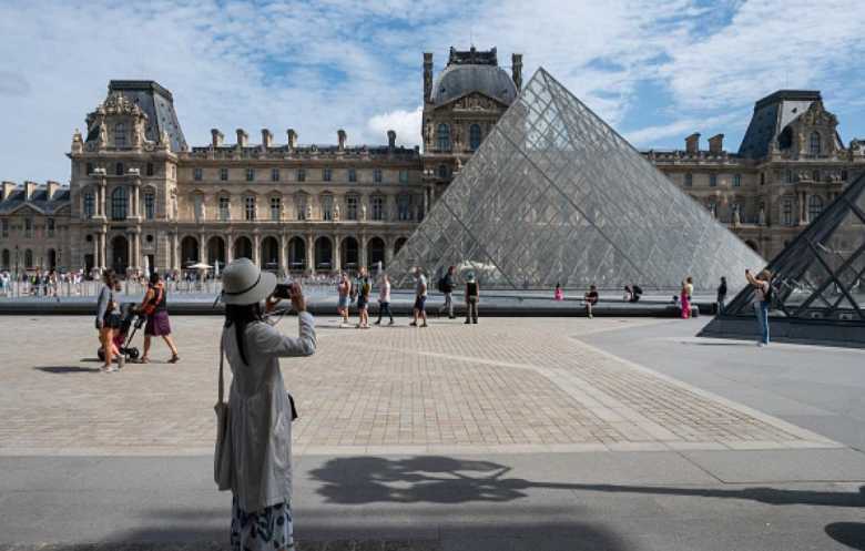 عملية سطو بمتحف اللوفر... لصوص يسرقون مجوهرات «لا تُقدر بثمن» في 7 دقائق