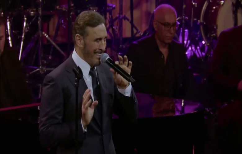 «القيصر» يختتم أمسيات الغناء بـ«الفصحى»... ويلامس القلوب في «مدرسة الحب»