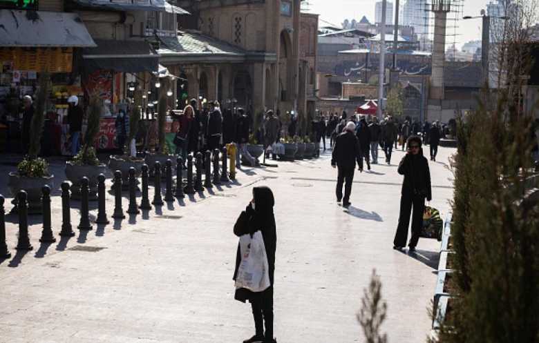 إيران... المرشد والرئيس والشارع