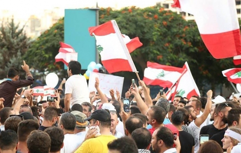 غضب الشارع يتصاعد في لبنان بسبب الضرائب الجديدة
