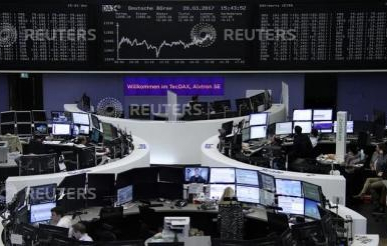 أسهم أوروبا تنزل عن أعلى مستوى في 15 شهرا بفعل النفط والبنوك