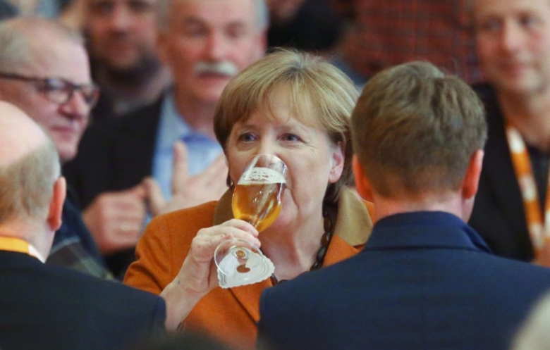 ميركل تبحث في ابوظبي ازمات المنطقة والتعاون الاقتصادي