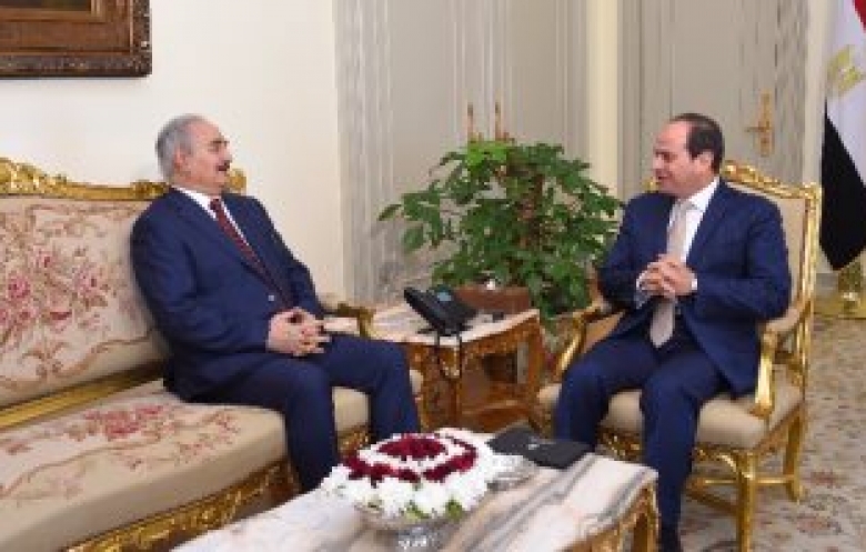 السيسي يلتقي حفتر ويدعو لرفع القيود عن توريد السلاح للجيش الليبي