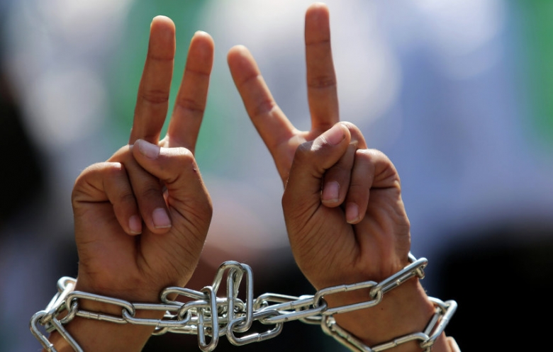 الأسرى الفلسطينيون يعلقون إضرابهم بعد إذعان إسرائيل لمطالبهم