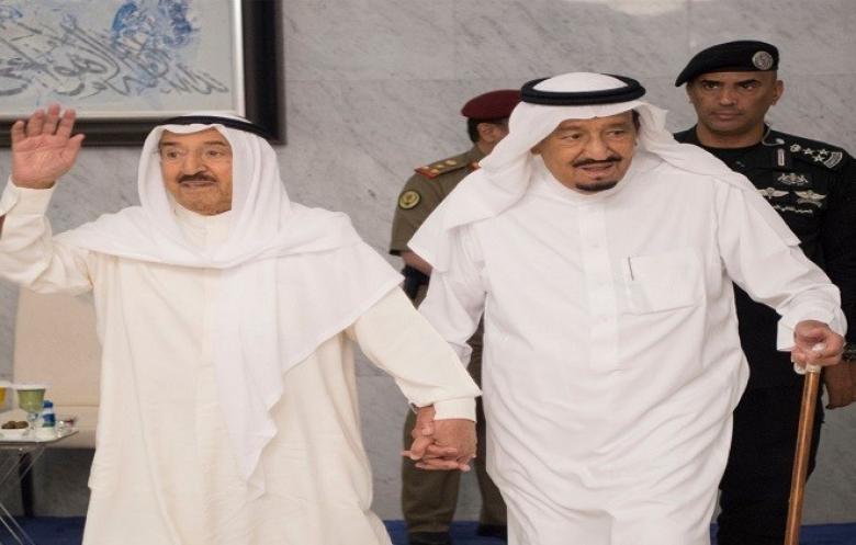 أمير الكويت يغادر الرياض دون بيان ، والأزمة تحتدم