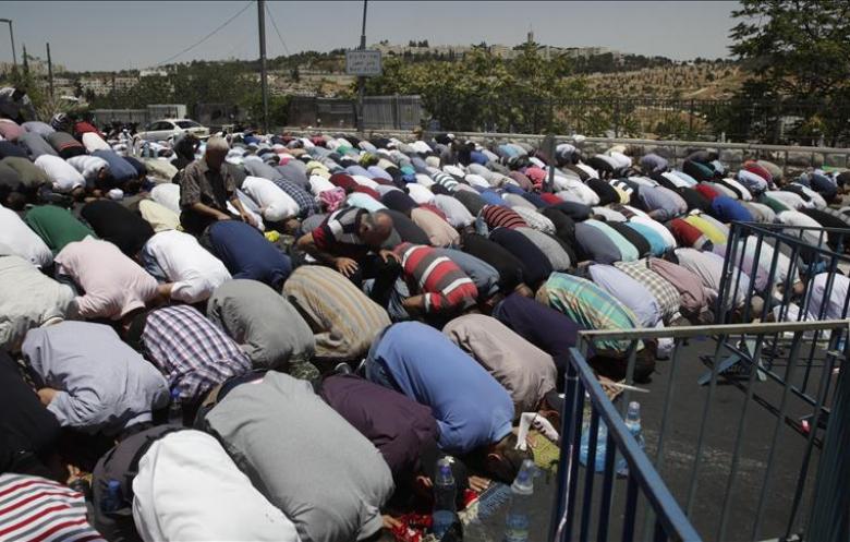الفلسطينيون يؤدون الصلاة في شوارع القدس بعد منعهم من دخول "الأقصى"
