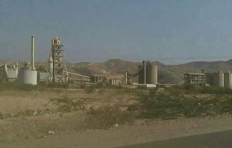 في اليمن عمليات نهب لمصنع اسمنت البرح