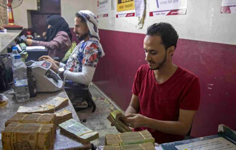 فاقمتها الرسوم الجمركية الأميركية.. خسارة قياسية تصيب الريال اليمني