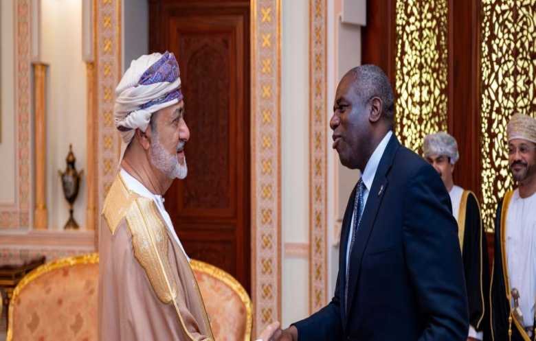 سلطان عُمان ووزير خارجية بريطانيا يبحثان العلاقات والشراكة بين البلدين