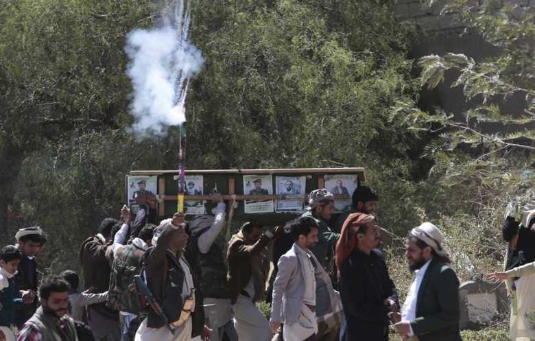الحوثيون يبتزون السكان بالغذاء والخدمات لتجنيد المقاتلين