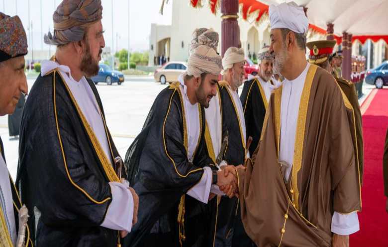 سلطان عُمان يغادر إلى الجزائر في زيارة تعزز شراكة البلدين