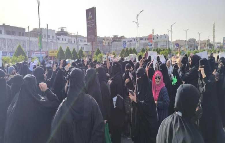 احتجاج نسوي واسع يطالب بإنهاء التدهور الخدمي والمعيشي في عدن