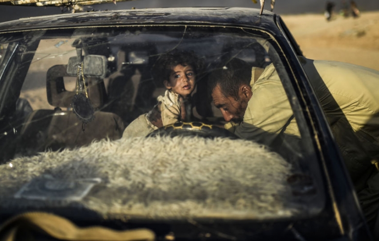 "صانع العبوات" يجمع أشلاء أطفاله في أكياس بعد أن مزقتهم عبوة من صنعه