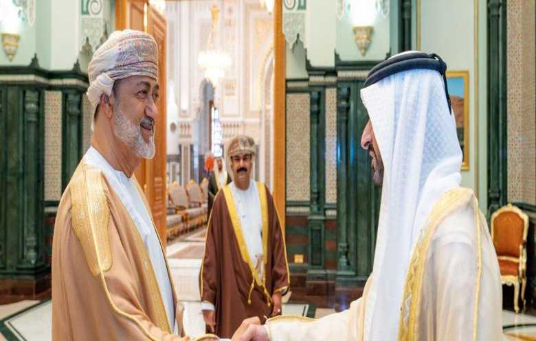 سلطان عُمان يلتقي ولي عهد دبي ويستعرضان العلاقات الثنائية