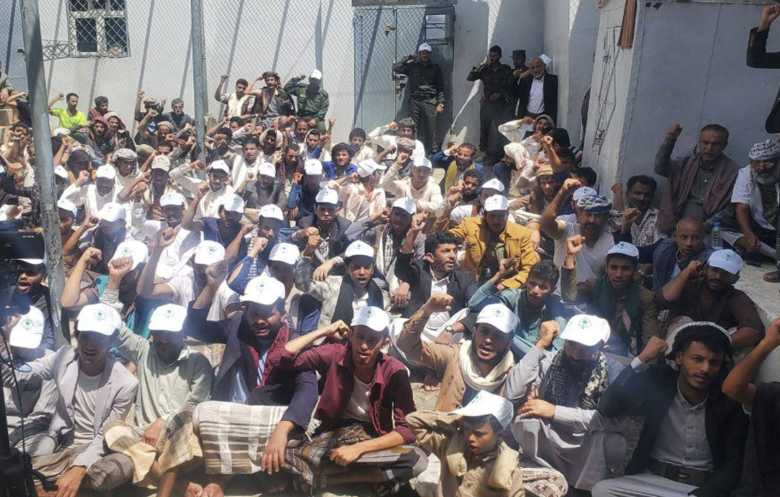 الحوثيون يجنِّدون عشرات السجناء في حجة مقابل إطلاقهم