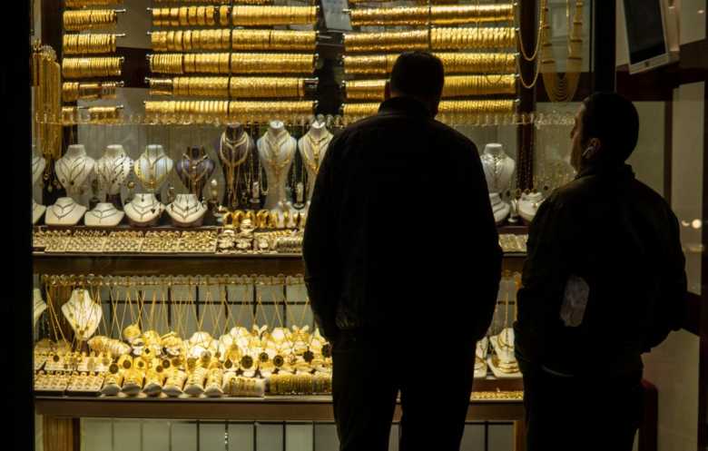 الذهب يفقد بريقه وأسعار النفط تعاود الارتفاع بعد خسائر حادة
