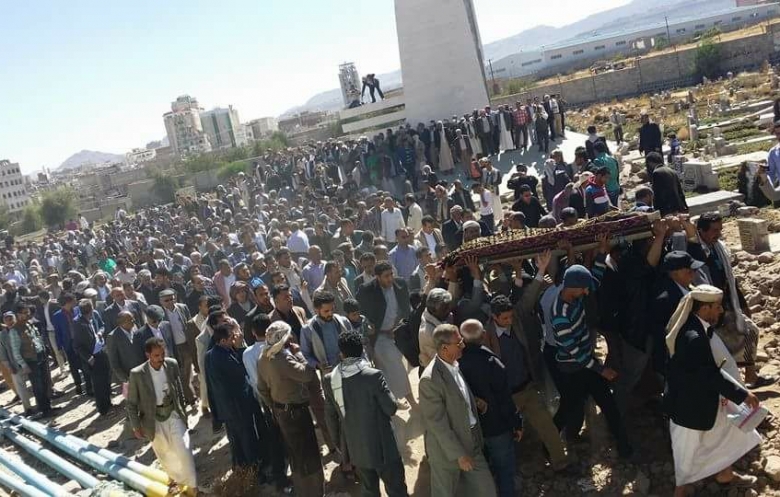 حشود يمنية مهيبة تودع المفكر السياسي والأديب أحمد قاسم دماج الى مثواه الأخير في العاصمة صنعاء.