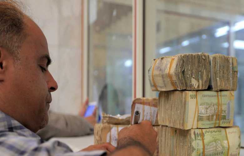 صنعاء تبدأ تداول العملات الجديدة وسط مطالب بوقف الصراع النقدي