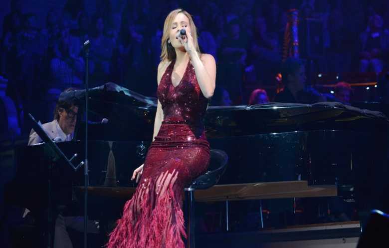 كارول سماحة تغني زياد الرحباني: "ما بتنترك وحدك"