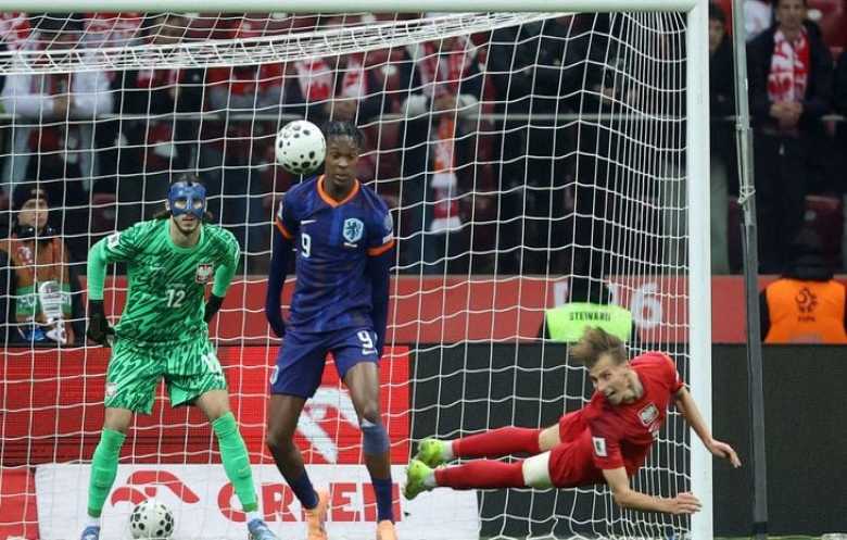 هولندا تتعادل مع بولندا وتؤجل حسم التأهل الرسمي إلى نهائيات كأس العالم