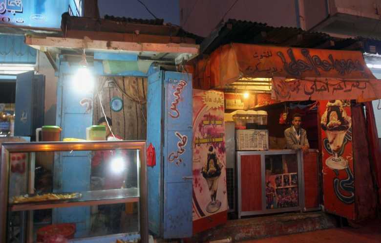 بدائل كهربائية في اليمن: إضاءة بالشموع وخلاف حول الشركات التجارية