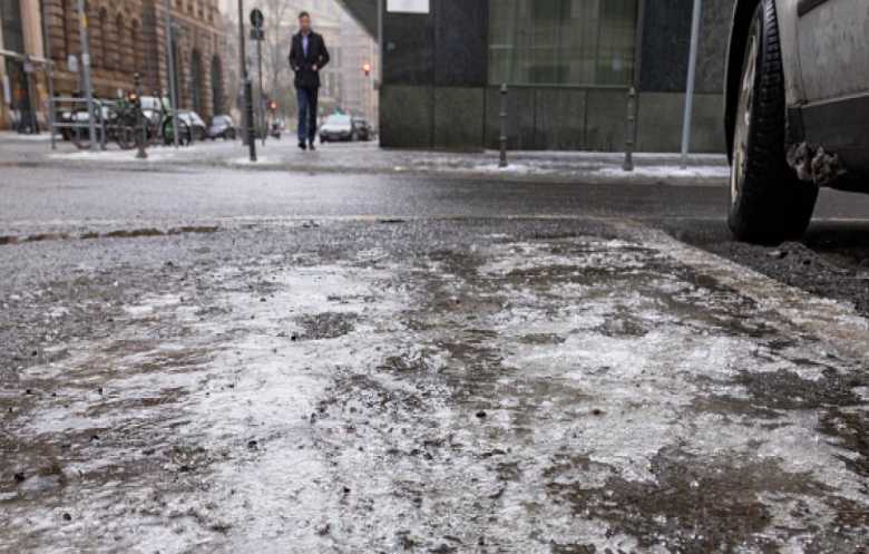 الجليد يعطّل حركة النقل والرحلات الجوية في وسط أوروبا