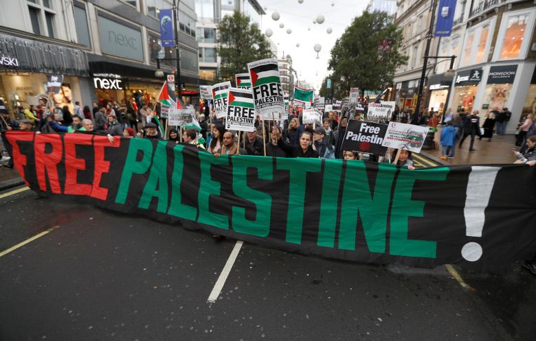 آلاف الأشخاص يتظاهرون ضد وعد بلفور ودعما لفلسطين وسط لندن