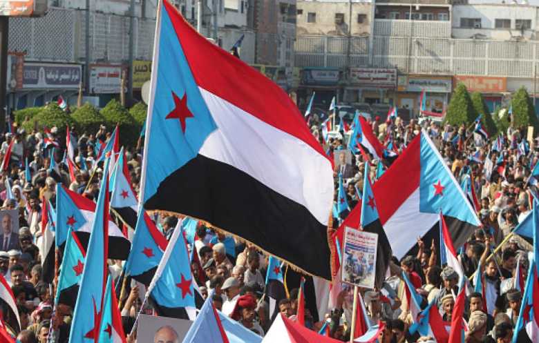 حشود مؤيدة للمجلس الانتقالي في عدن وسط تصعيد سياسي ضد الزبيدي