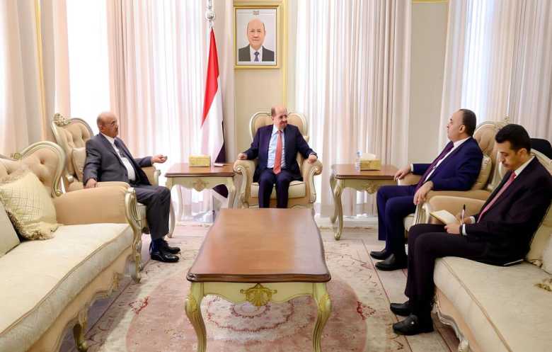 رئيس الحكومة اليمنية يأمر بصرف رواتب الموظفين المتأخرة