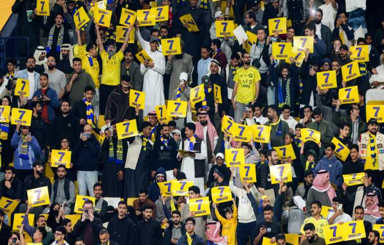 كلاسيكو الدوري السعودي: النصر يهزم الاتحاد وجماهير "العالمي" تدعم رونالدو