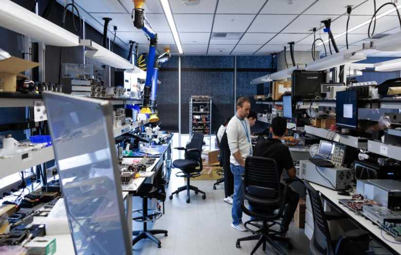 الوظائف بمواجهة الخوارزمية... هل يعيد الذكاء الاصطناعي توزيع العمل لا تدميره؟