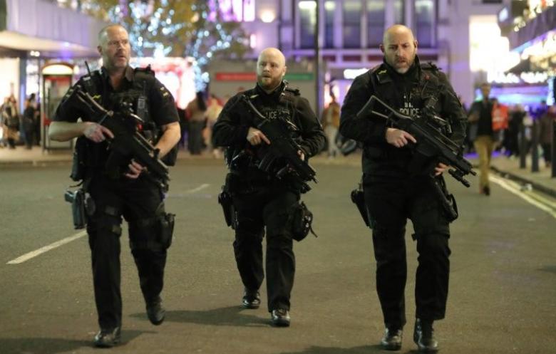 16 شخصا اصيبوا بجروح طفيفة خلال الفرار من شارع اوكسفورد في لندن بعد الانذار الكاذب