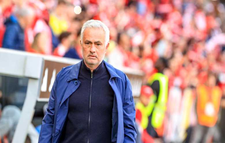 مورينيو يذرف الدموع في مشهد استثنائي تكريماً للراحل لورو