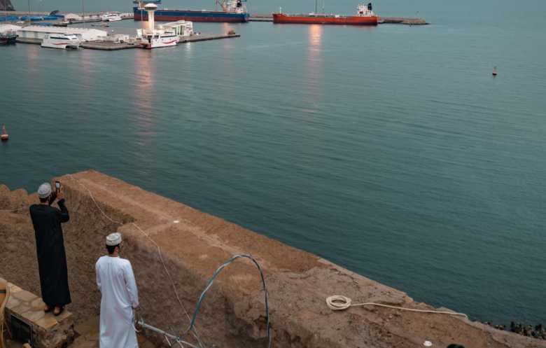 800 ناقلة تنتظر الإبحار: فتح مضيق هرمز يشغل العالم بعد الهدنة