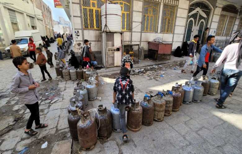 غاز تعز في السوق السوداء... ورحلة انتظار شاقة لليمنيين