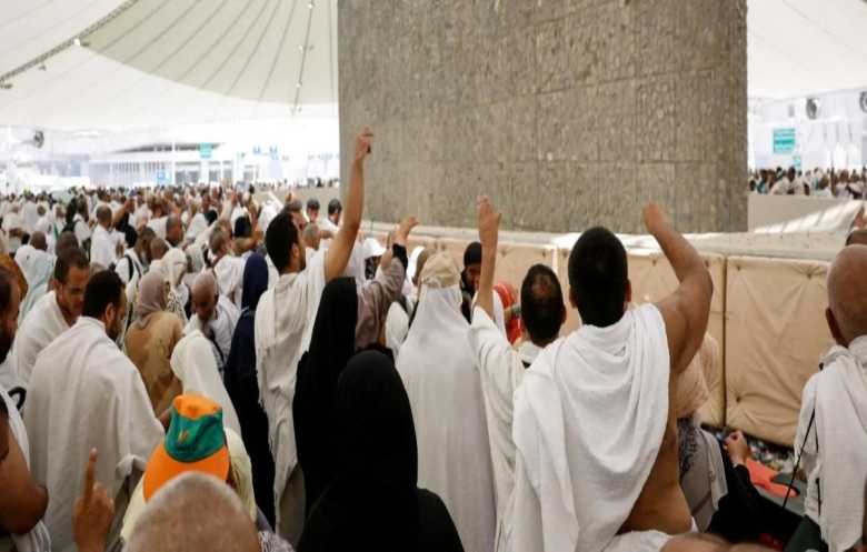 الحجاج يواصلون رمي الجمرات في ثاني أيام التشريق