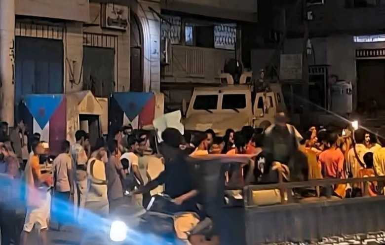 احتجاجات في عدن والمكلا بسبب أزمة الكهرباء والحكومة تقر خطة عاجلة