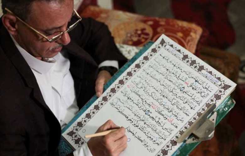 يمني يحافظ على تقليد كتابة المصحف بخط اليد