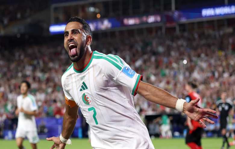محرز يلبّي النداء ويلعب دور المنقذ.. قائد الجزائر يستفيق في الموعد الكبير