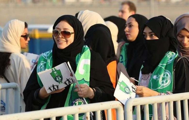 المشجعات السعوديات لأول مرة في ملعب "الجوهرة"
