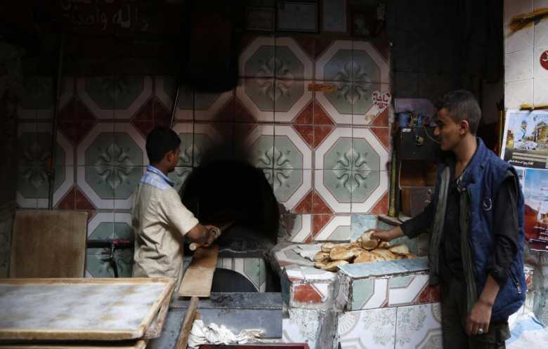 سلاسل الإمداد المقطوعة تخنق المخابز اليمنية