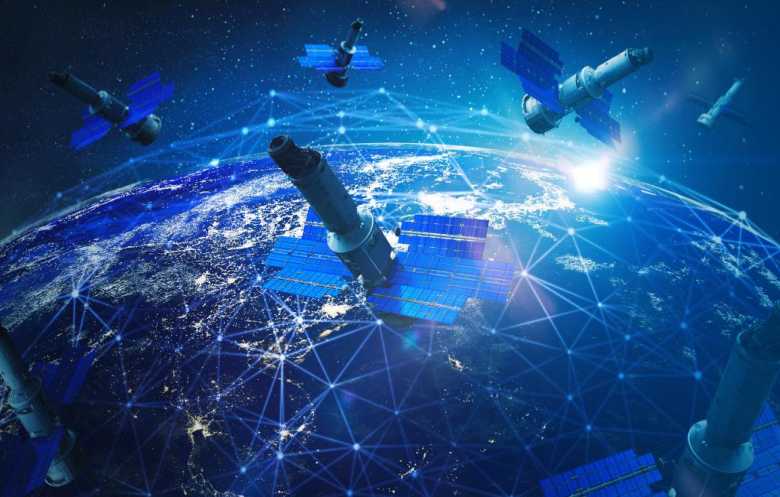 سباق يهدد بإغراق الفضاء بالأقمار الاصطناعية
