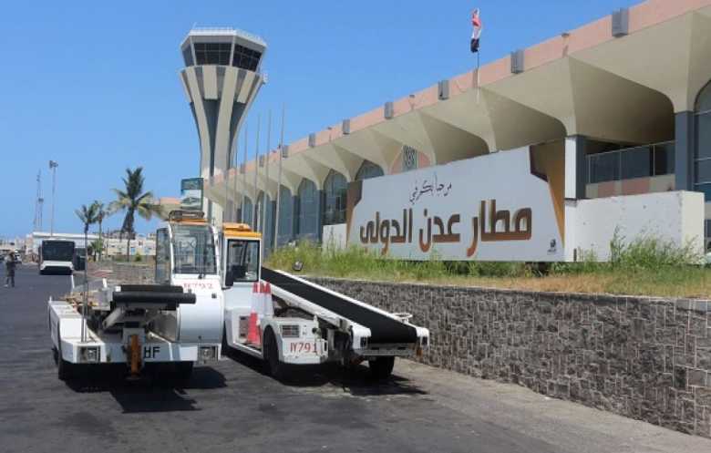 الحوثيون يستهدفون مطار عدن الدولي بصاروخين باليستيين