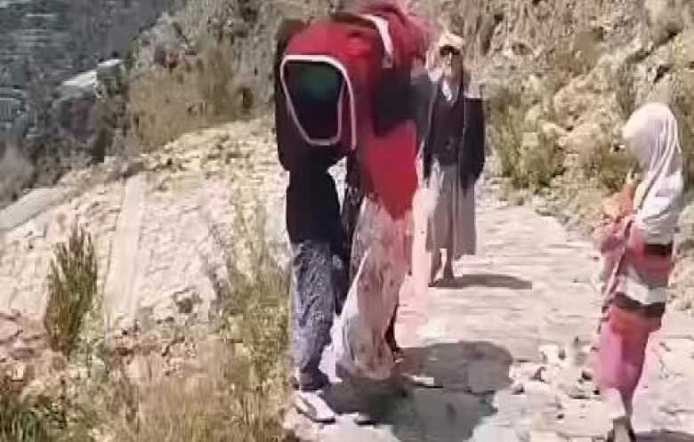 أم يمنية تحمل جثمان ابنتها.. صورة تختزل قسوة المشهد في اليمن