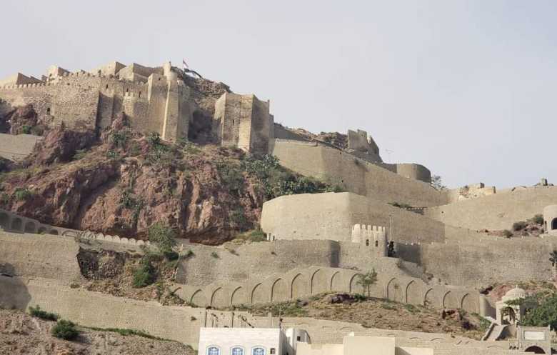 تعز... من حاضرة الثقافة إلى مدينة تحاصرها الحرب
