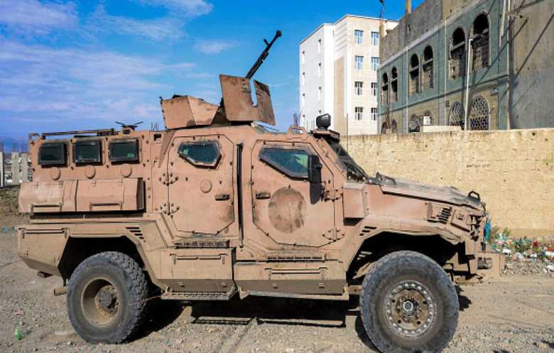 اليمن يطالب بإجراءات رادعة بعد استهداف سادس لمطار عدن
