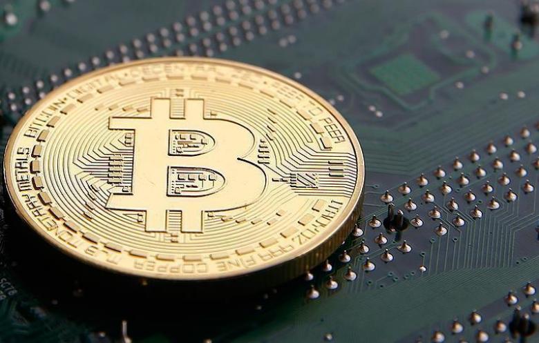 "بيتكوين" على أعتاب الهبوط دون 8 آلاف دولار